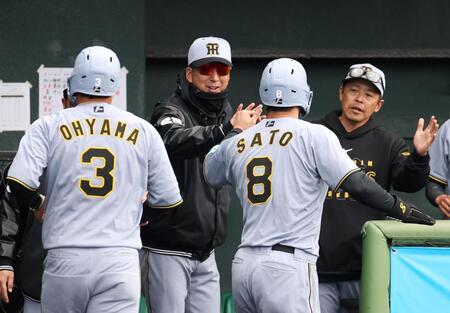 　３回、前川の３ランで生還した大山（３）と佐藤輝（８）を迎える藤川監督（中央）と藤本総合コーチ（撮影・中田匡峻）