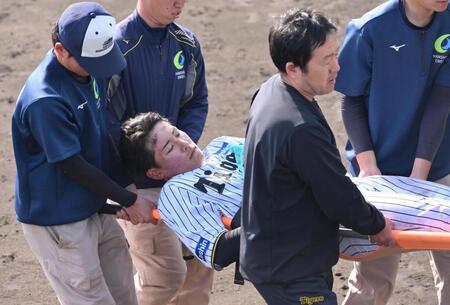 　７回、負傷し担架で運ばれる戸井（撮影・西田忠信）