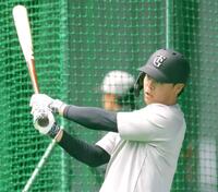 　打撃練習を行う中山