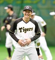 　練習の合間に笑顔を見せる森下（撮影・飯室逸平）