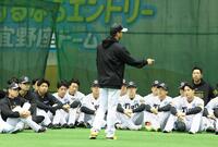 　藤川監督の話を聞く阪神ナイン（撮影・中田匡峻）