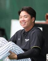 　練習中に笑顔を見せる村上（撮影・北村雅宏）