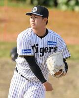 　先発に備えキャッチボールする津田（撮影・西田忠信）