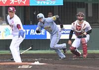 　３回、先制打を放つ大山（撮影・飯室逸平）