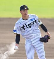 　７回、４番手で登板する湯浅（撮影・西田忠信）