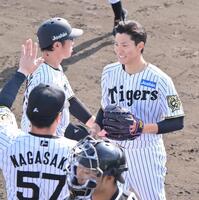 　７回を投げ終えベンチに戻る湯浅（右）＝撮影・西田忠信