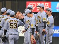 　タッチを交わす阪神ナイン（撮影・飯室逸平）