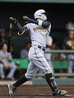 　５回、勝ち越しソロを放つ佐藤輝（撮影・中田匡峻）