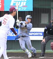 　６回、猛打賞となる左前打を放つ木浪（撮影・飯室逸平）