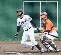 　３回、適時二塁打を放つコンスエグラ（撮影・西田忠信）