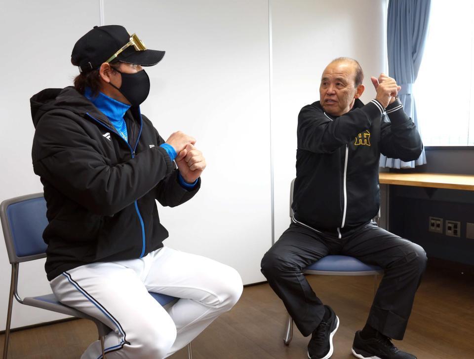 　日本ハム・新庄監督（左）と対談する岡田オーナー付顧問（撮影・山口登）