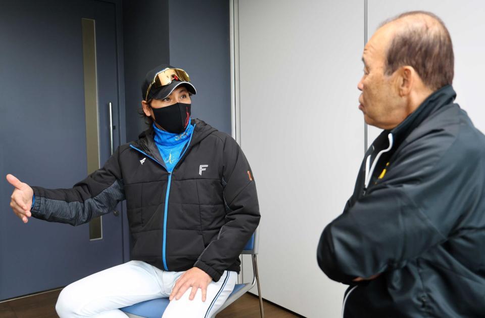 　日本ハム・新庄監督（左）と対談する岡田オーナー付顧問（撮影・山口登）