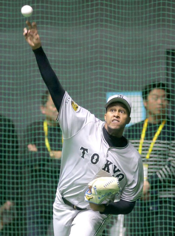 　キャッチボールするマルティネス