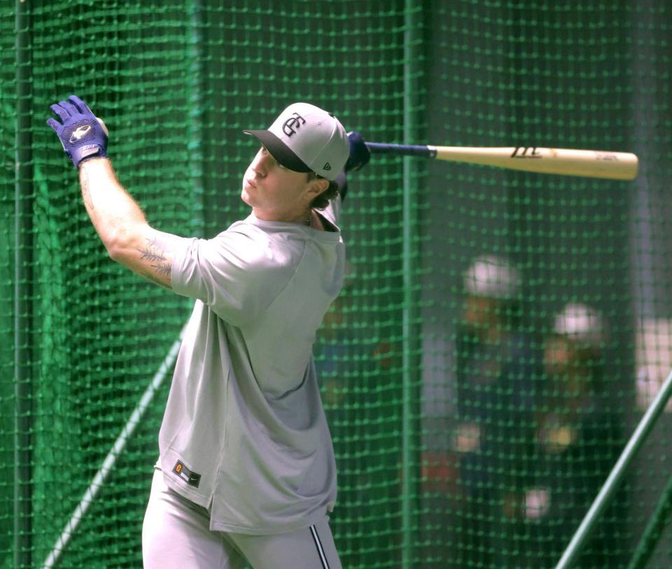 　打撃練習で快音を響かせるキャベッジ