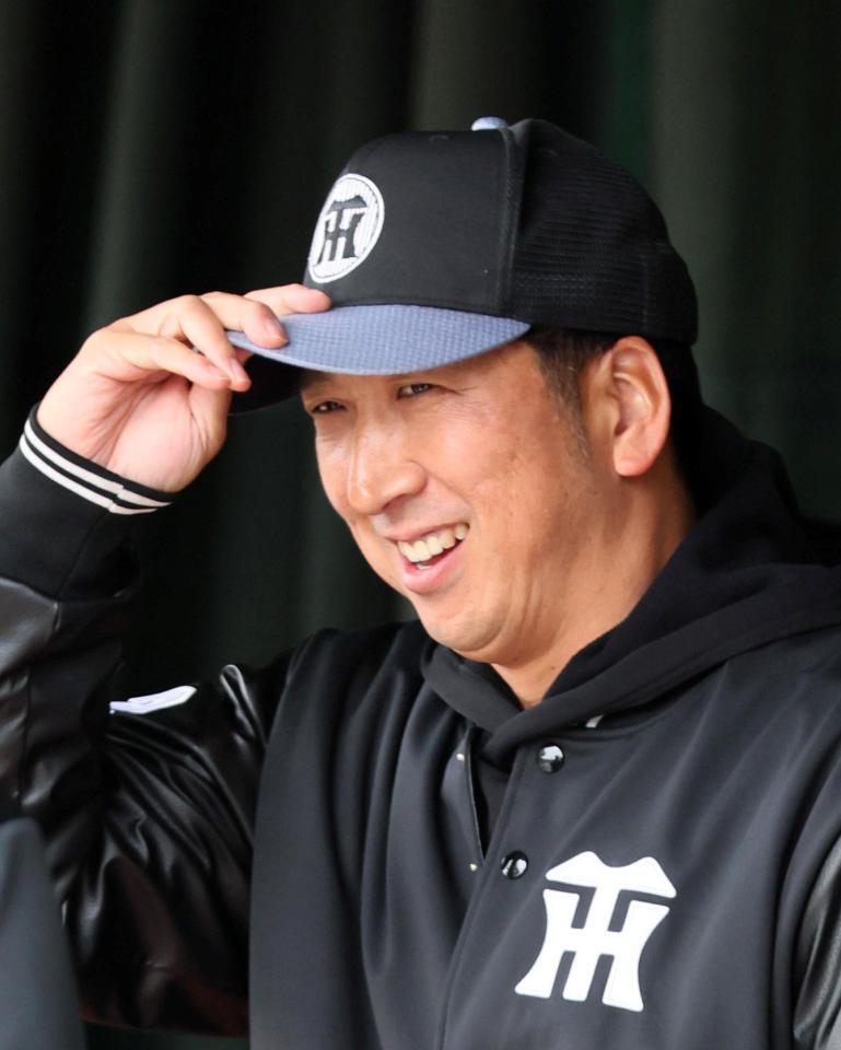 　練習を終え、笑顔を見せる藤川監督（撮影・北村雅宏）