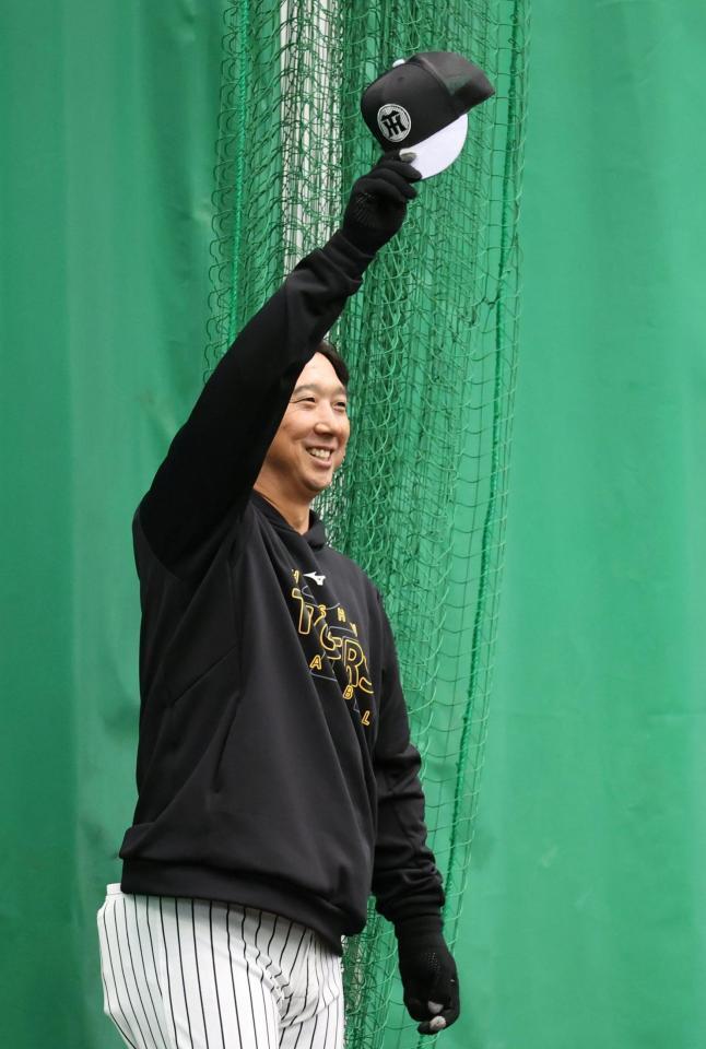 　笑顔で帽子を取る藤川監督（撮影・中田匡峻）