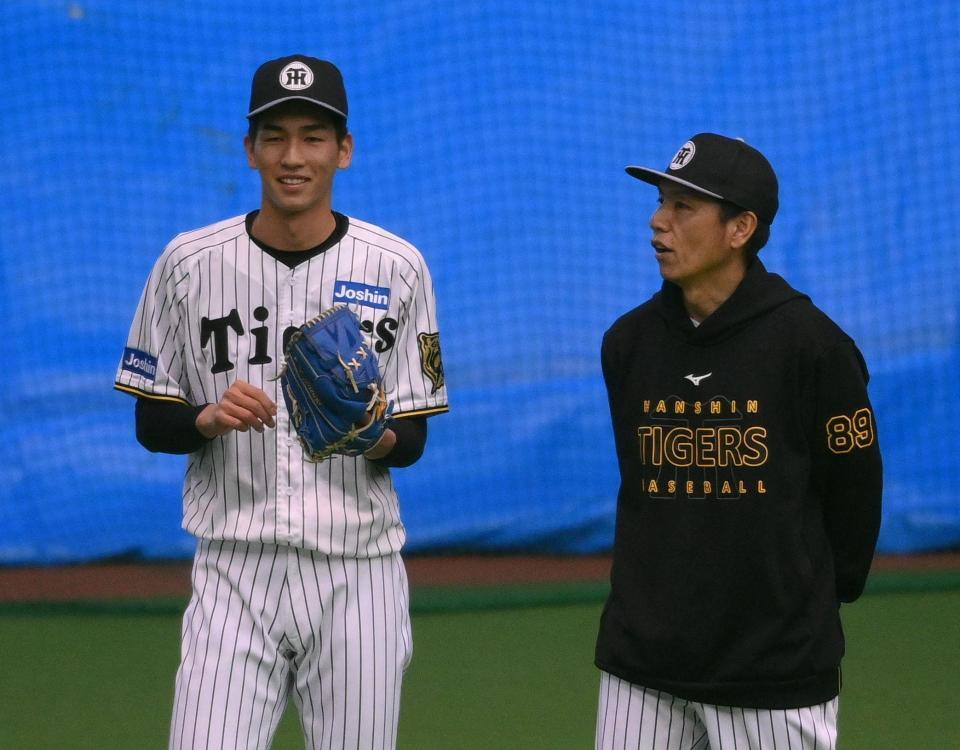 　練習中に渡辺コーチ（右）と言葉を交わす今朝丸（撮影・西田忠信）