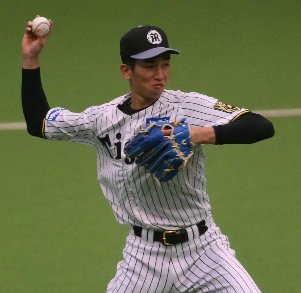 　投内連係に取り組む今朝丸（撮影・西田忠信）