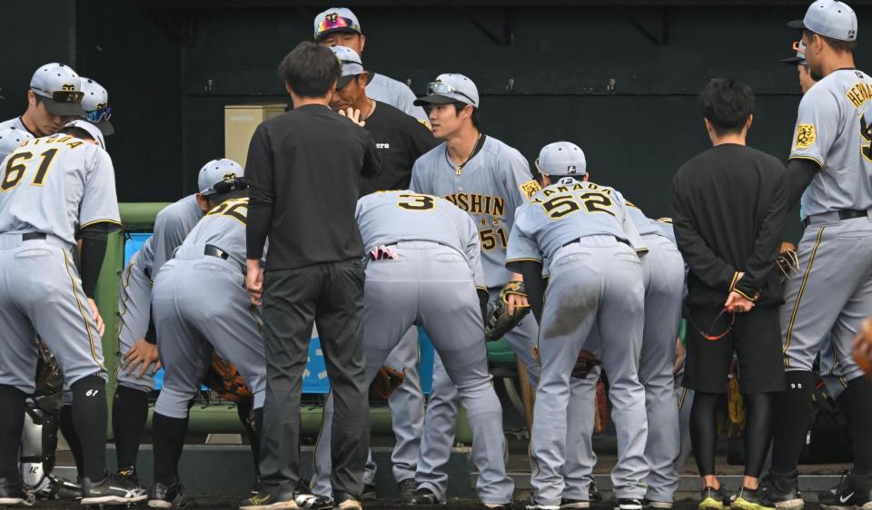 　試合前、円陣を組む阪神ナイン（撮影・飯室逸平）