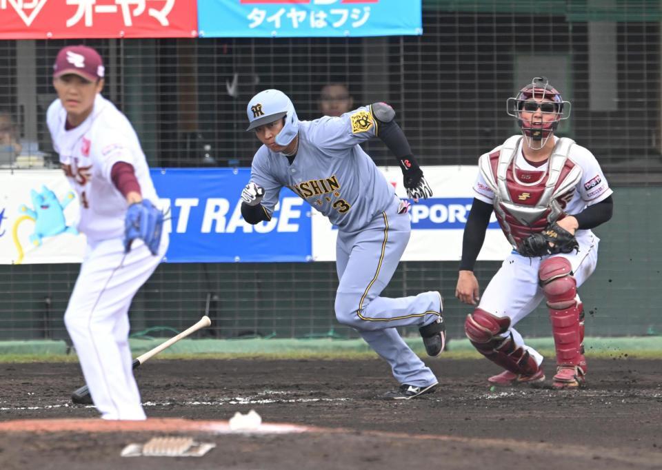 　３回、先制打を放つ大山（撮影・飯室逸平）