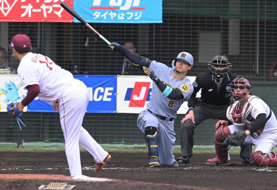 　３回、右前打を放つ佐藤輝（撮影・飯室逸平）