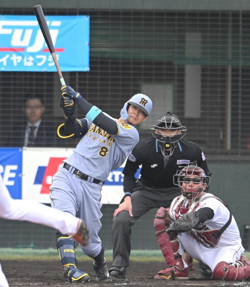 　５回、ソロを放つ佐藤輝（撮影・飯室逸平）