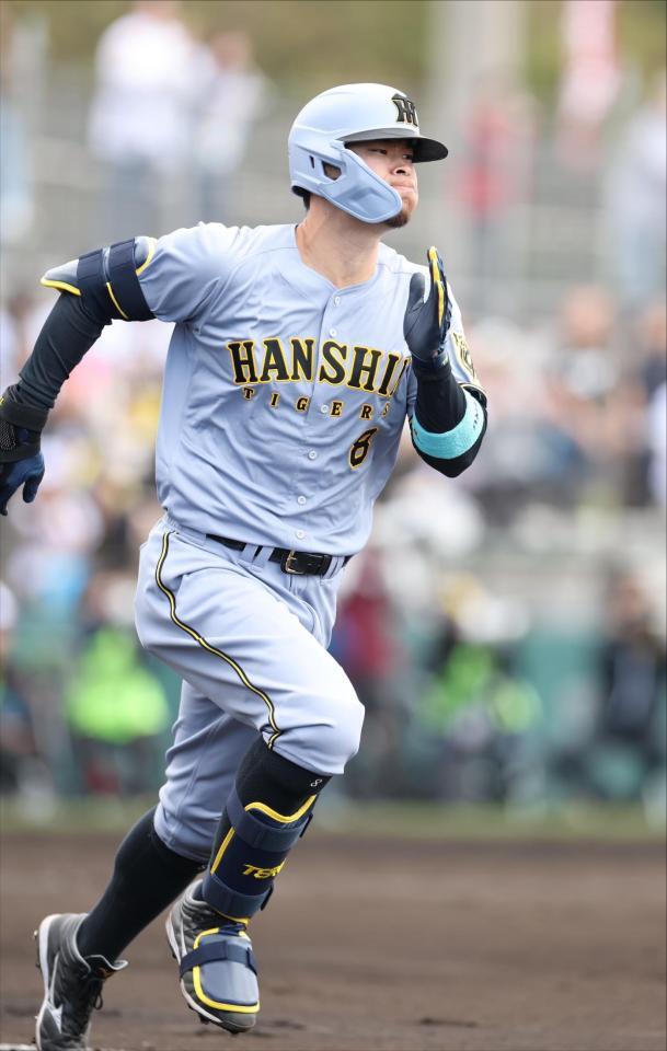 　３回、安打を放ち、駆け出す佐藤輝（撮影・中田匡峻）