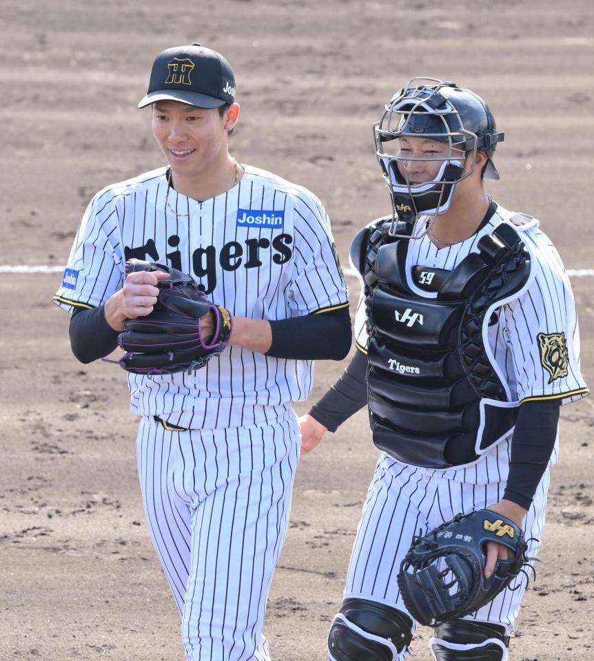 　７回を投げ終え藤田（右）とベンチに戻る湯浅（撮影・西田忠信）