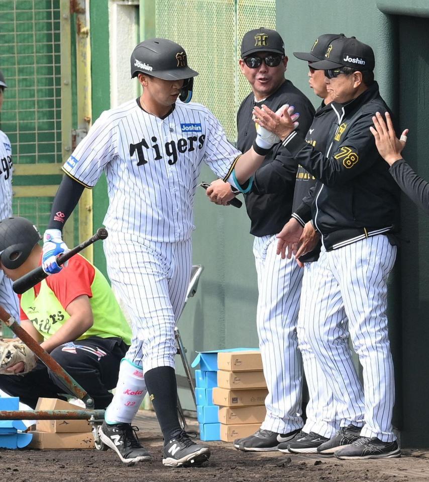 　５回、右越えソロを放ち、平田２軍監督（右）とタッチする井上（撮影・西田忠信）