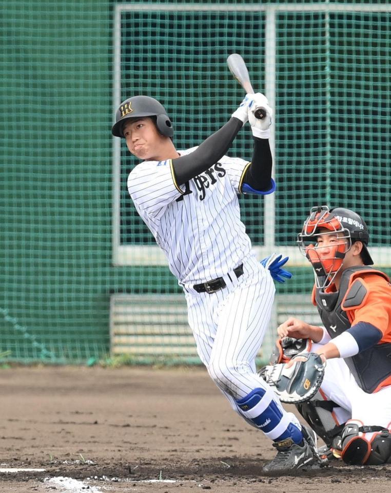 　３回、二塁打を放つ百崎（撮影・西田忠信）