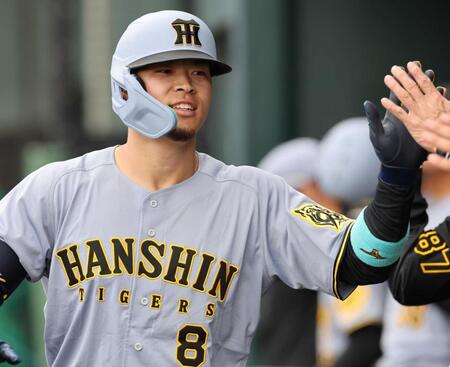 　ナインとタッチを交わす佐藤輝（撮影・田中太一）