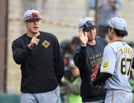 　高寺（右）を迎える（左から）佐藤輝、栄枝（撮影・中田匡峻）
