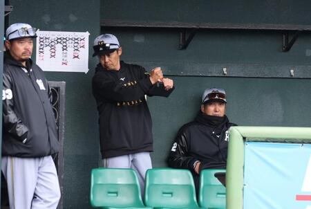 　８回、戦況を見つめる藤川監督（右）ら（撮影・中田匡峻）