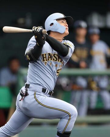 　３回、３ランを放つ前川（撮影・中田匡峻）