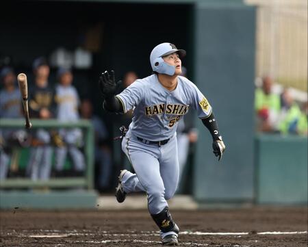 　３回、３ランを放つ前川（撮影・中田匡峻）