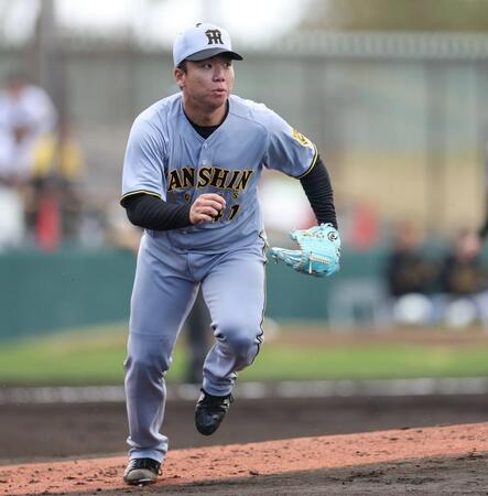 　１回、辰己の一ゴロでベースカバーに向かう村上（撮影・中田匡峻）