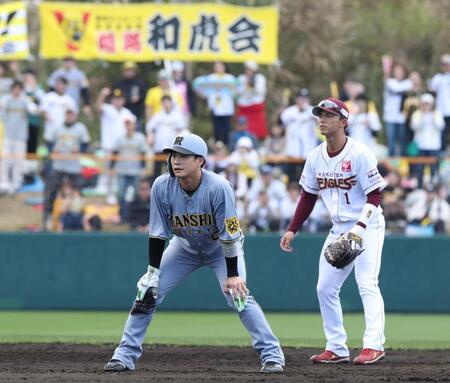 　２回、二塁打を放ち、リードを取る木浪。奥は遊撃手の宗山（撮影・中田匡峻）