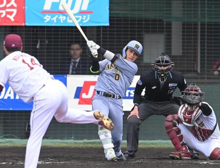 　３回、右前打を放つ木浪（撮影・飯室逸平）