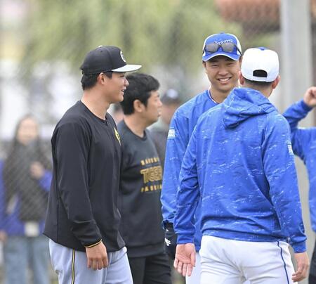 　高橋宏（右）と話す森下