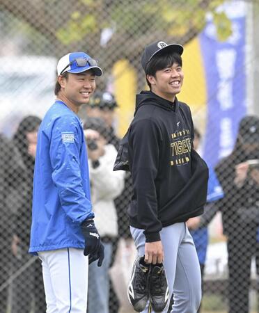 　高橋宏（左）と談笑する才木