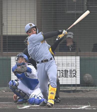 　１回、先制３ランを放つ森下（撮影・飯室逸平）