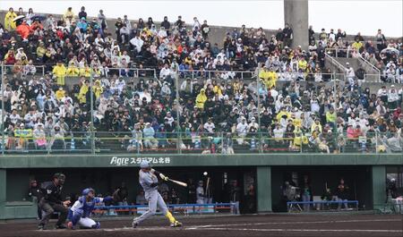 　１回、実戦復帰初打席で先制３ランを放つ森下（撮影・中田匡峻）