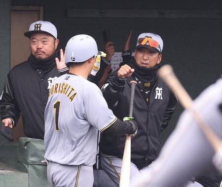 　１回、先制３ランを放った森下を迎える藤川監督（撮影・中田匡峻）