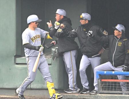 　１回、森下を迎える藤川監督（撮影・飯室逸平）