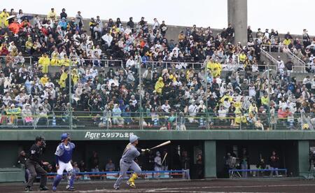 　１回、実戦復帰初打席で先制３ランを放つ森下（撮影・中田匡峻）