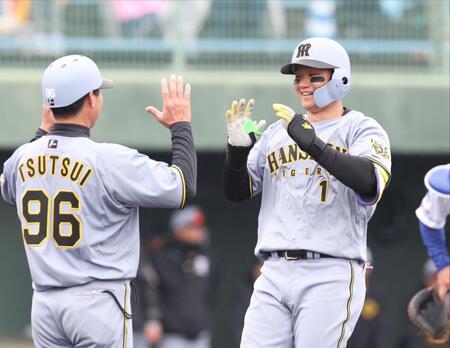 　１回、実戦復帰初打席で先制３ランを放ち、笑顔で生還する森下（撮影・中田匡峻）