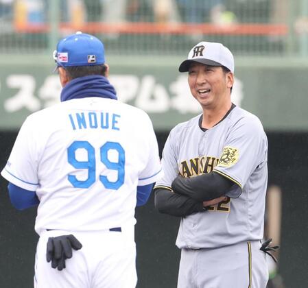 　井上監督と話す藤川監督（撮影・中田匡峻）