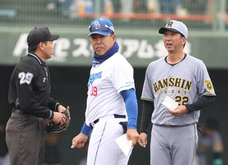 　井上監督とメンバー表交換を行う藤川監督（撮影・中田匡峻）