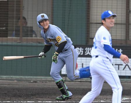 　８回、左前適時打を放つ高寺（撮影・飯室逸平）