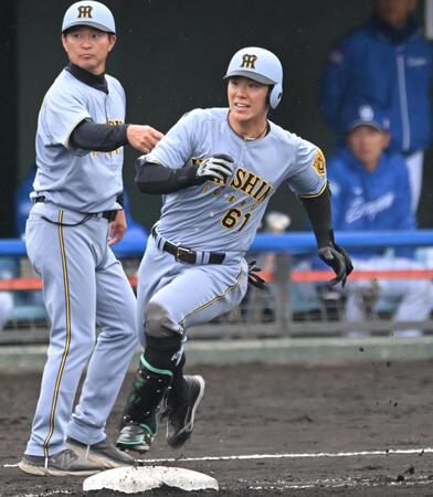 　８回、二塁打を放ち激走する豊田（撮影・飯室逸平）